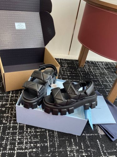 东莞代购级 官网同步盒包装 prada 新款 厚底增高 凉鞋鞋穿起来特别方便 出门换鞋不用弯腰不用系鞋带 穿上就走 春夏秋三季可穿 我这个懒人就 很喜欢气 这双