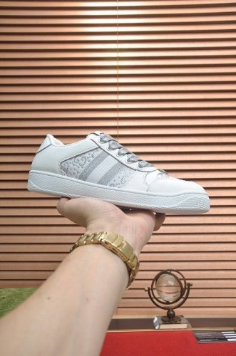 出厂价 Gucci 古奇 高端新款限定款情侣小脏鞋！材料均为定制，超级好看，进口电绣工艺，请各位看清细节认准品质，独家开模大底，高品质请随意对比！全新包装升级！
