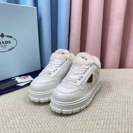 顶级版本 PRADA 普拉达秋冬新款厚底高帮雪地靴鞋这款牛筋底上脚非常舒适，今年非常爆，穿上 增高 休闲两不误，清爽的表现足以表达对鞋子的个个细节的把控， 面料 - 点击图像关闭