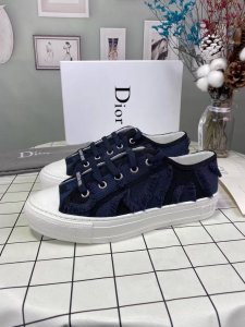 Dior 迪奥 春夏新款，刺绣帆布鞋系列，1正品店抢购排单爆款，Ins明星网红凹造型秀。 原版开模，专柜包装，鞋面布料双面纯棉丝立体电绣，色差斑斓，独具匠心！