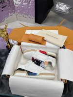 工厂价： Louis Vuitton 驴家的爆款！trainer板鞋，每个人都必须入的款，绝不后悔！ 超级百搭高级！什么衣服都好搭。最主要是超耐看的。 顶级代工