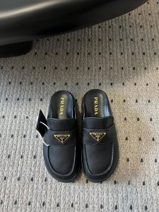 Prad* 普拉达新款一脚蹬厚底勃肯包头半拖这款牛筋底上脚非常舒适，今年非常爆，穿上 增高 休闲两不误，清爽的表现足以表达对鞋子的个个细节的把控！小个子的福音