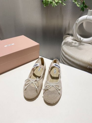 出厂价p 顶级品质 Miu Miu2025春夏玛丽珍镂空平底单鞋 鞋面:进口网面 垫脚 内里:进口山羊皮. 意大利进口牛皮大底 size:35-39. 4码40