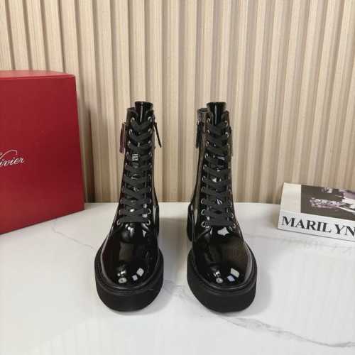 Roger Vivier｜RV经典秋冬水钻方扣厚底短靴 无钻的低调耐看 带钻版真的是两个字！惊！艳！闪瞎我的眼～特别是穿衣偏爱简单款的妹子们，配一双闪闪的鞋子真