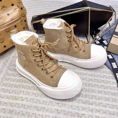 UGG P: Size：女码35-40 澳洲本土UGG新款来袭！市面上少有的圆头设计，彰显冬季里的活泼穿搭，鞋面外侧G字母烫钻更是锦上添花，高帮保暖，用料扎实！