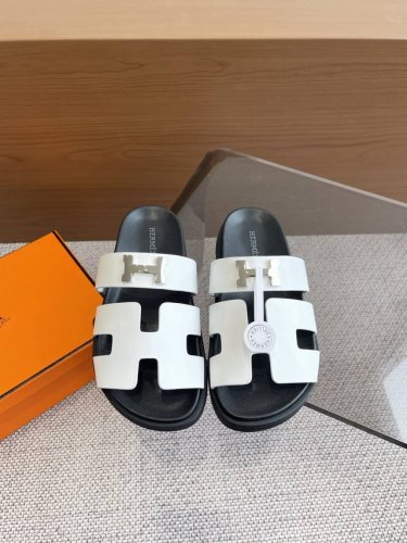 男10 HERMES爱马仕 新款二舅魔术拖鞋系列经典款踩云脚感，光脚或者搭配个袜子穿，都时髦的不行哦超可爱 夏天真的太需要百搭拖鞋了 怎么搭配都好看 随意且高级