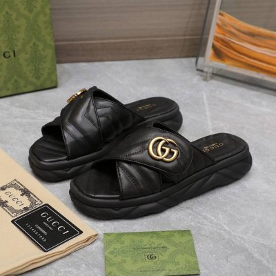 最高版本 Gucci 早春系列Gg菱形经典厚底休闲拖鞋 凉鞋 由经典真皮电绣菱形条纹＋配双G金属扣作为品牌的标志性象征制作而成打造令人惊艳的作品焕新演绎！ 面料