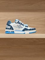 专注好品质 顶级出品 牛仔蓝实拍 Lv Trainer 魔术扣情侣款 莞式大厂出品！无限接近好货播报！ 全面升级柜柜最新的鞋型，材料，工艺细化，大底重新开发私模