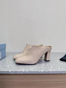 PRADA 普拉达 25ss早春新款 经典高跟 三角标单鞋 半拖简单的设计大概就是它最让人喜欢的点不是烂大街的那种 很有自己的品牌个性面料：采用原版牛漆皮内里垫