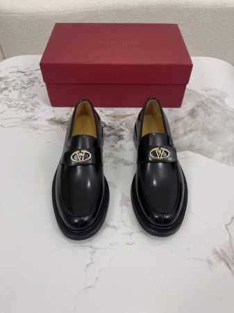 valentino华伦天奴新款男士乐福鞋 品牌Logo装饰设计 时尚休闲皮鞋 这款乐福鞋采用进口牛皮鞋面 内里本染小牛皮 小牛皮鞋垫 上脚柔软舒适透气 配原盒全 - 点击图像关闭