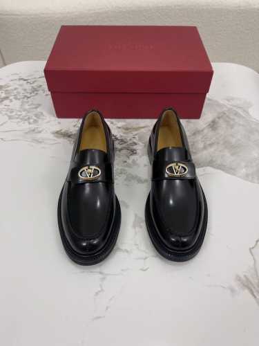 valentino华伦天奴新款男士乐福鞋 品牌Logo装饰设计 时尚休闲皮鞋 这款乐福鞋采用进口牛皮鞋面 内里本染小牛皮 小牛皮鞋垫 上脚柔软舒适透气 配原盒全