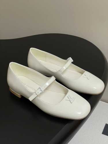 25Ss早春新款Louis Vuitton Lv Swing 高跟鞋最火最新金属跟玛丽珍后空粗跟凉鞋字母标高跟单鞋 选用柔软 皮革塑造易于穿脱的设计，以利落线条