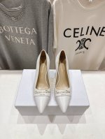 高版本出厂 Dior*迪奥D家2025Ss春夏新款尖头高跟鞋凉鞋时装鞋！顶级版本～ 超美的脚踝扣上脚超仙儿尖头设计巨拉长腿型 设计简约又不失甜美 鞋面：进口头层