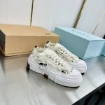 出厂价 吴建豪 .. 低帮帆布板鞋 重工软木硫化鞋这款鞋已经是网红人手必备的凹造型神器，乞丐破边的设计让它非常有辨识度，低帮帆布鞋的造型又让它非常百搭，整个鞋身