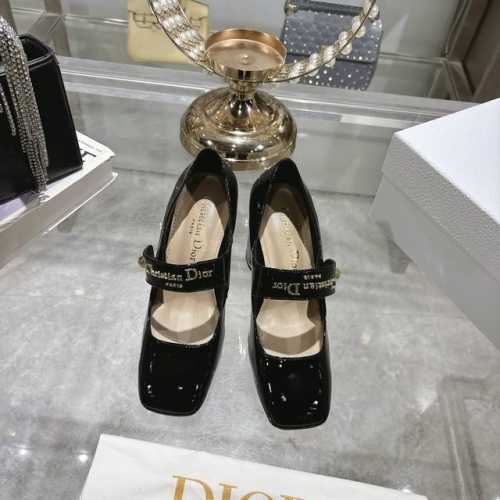 出厂 25Ss早春新款Dior迪奥D-My 五金字母方头高跟鞋 这款My Dior 高跟鞋是二零二五春夏成衣系列新品 彰显精致的优雅气质 采用牛皮革精心制作 点