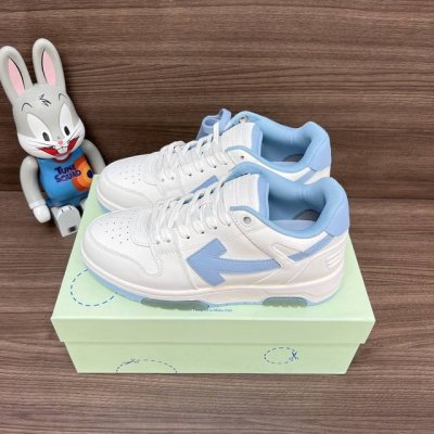 顶级版本Off-White Out Of Office 低帮滑板鞋情侣款白湖蓝。 Off-White箭头符号、Ziptie 标签、1Ogo印花等经典元素皆在此呈