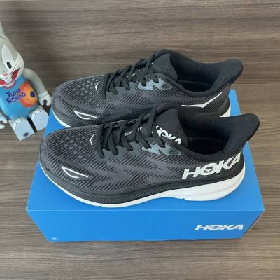 顶级Hoka One One Clifton 9 黑白 克里夫顿系列 鞋面:采用轻盈透气的针织网面和纱线，增强鞋面的强度和支撑性能 搭配柔软的鞋舌 让双脚在舒适