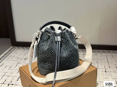 Lv牛仔水桶包 这款手袋新料 制成，手感超级好 经典永恒。优雅低调的外形设计和宽敞的包身更加入了实用性。尺寸21 25