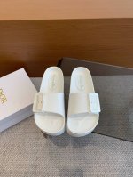 Dior 迪奥 2024ss 夏季新款 沙滩拖鞋 夏天到海边度假的最佳选择 这款最得意的设计就是垫脚磨砂面，区别于任何一款果冻鞋，碰水不会滑脚 下雨天或海边游玩