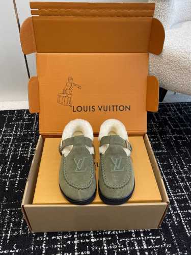 东莞代购级 官网同步盒包装 Lv fw 24 new arrival～24秋冬可爱毛毛鞋，勃肯鞋型体，玛丽珍T待设计 把时髦想要的元素融为一体！ 鞋面用皮条纯手
