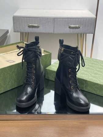 Gucci 秋冬新款 独家首发双G扣米色大GG踝靴，V型纹缝纹滚边腰带短靴033顶级高端品质 双G扣V型纹缝绣腰带踝靴 福利价 作为风格鲜明的品牌标志性象征，标 - 点击图像关闭