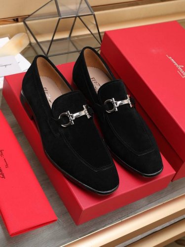 工厂 Ferragamo 最新高端顶端品牌奢侈～代购，顶级～质量。新時尚商务男鞋鞋面選用原版返绒牛皮牛皮内里，精细做工。原版个性时尚柔软组合耐磨防滑大底，上脚轻