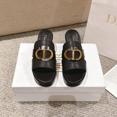 代购级别 30 Montaigne系列是迪奥衣橱的必备单品 金色饰面金属Cd标志突出了廓形 并提升了金色层压小牛皮 采用永恒的线条 优雅的7厘米厚的鞋跟和2.5