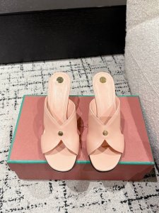loro Piana 25 夏季最新Vera系列 平底 高跟 凉拖 新色过彩色的夏天！ 既休闲又时髦，又能毫不刻意地透露出品质与舒适，交叉带拖鞋上脚就被它的魅力