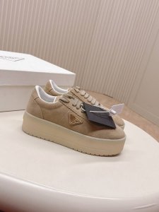 最高版 Prada普拉达 25新款 厚底 休闲运动鞋 这款运动鞋延续经久不衰的轮廓，是新款经典单品。采用皮革精心制作， 提升格调。款式轻盈，搭配三角扣标志加5C