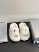 小众设计师品牌毛拖 时髦精每年必关注的鞋履品牌，它家设计总能让你勇于突破和创新无论日常休闲还是机能感混搭能带来卓越舒适体验与时尚感的双重体验 鞋面材质：舒适长卷