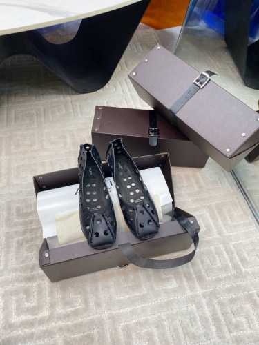 出厂470 # 阿莱亚 早春新品 方头 镂空 平底凉鞋 这一季的鞋履全新视觉体验 俏皮搭配 显得酷酷的真是绝美 鞋柜必备的时尚单品。 面料采用进口小牛皮 内里垫