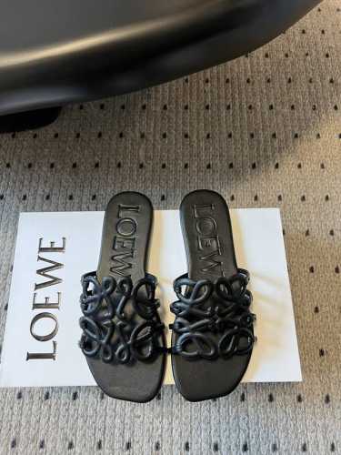 橙子出厂价p loewe 罗意威 夏季新款 设计感镂空平底拖鞋 休闲凉拖 度假沙滩鞋 疯狂种草简约设计感觉更干净优雅 让你念念不忘 颜色也很耐看漂亮 上脚瞬间气