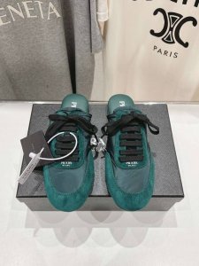 高版本出厂 半托 Prada*普拉达P家25ssfw～new新款绑带休闲鞋，低调奢华懒人鞋，富人的不二选择！软胶底素有踩云感之称～舒适度百分百细腻反绒皮鞋面，鞋