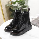 Alexander McQueen 麦昆秋冬新款马丁靴，古力娜扎同款原版1:1正品开发，完美匹配各种脚型，经典与时尚的结合体，大底拼搭撞色前掌线，上脚可盐可甜