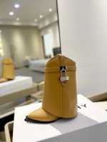 专柜正品级定制版本 GIVENCHY0 新款高跟刺绣短靴，市面最高版本 纪梵希 锁扣 鞋头刺绣花款 风靡整个时尚圈 原版开发鞋型超级正 最高还原度鞋型 包裹性非