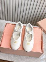 橙子出厂价P Miumiu 缪缪 春夏新款 圆头平底芭蕾舞鞋 复古玛丽珍鞋单鞋 官方春夏走秀新款，时髦百搭 即可咸又可甜 一点也不磨脚 无论光脚穿还是搭配袜子穿