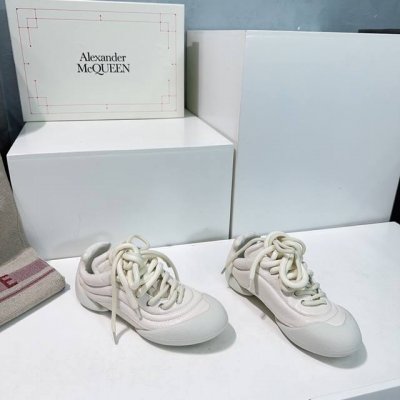高品质出厂女 ！男 ！情侣款！顶级品质ALEXANDER MCQUEEN 亚历山大 麦昆 25春夏最新 Flexion系列情侣款复古休闲 运动鞋！ 原版购入开发