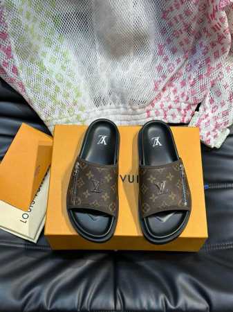码数38-46 L.v 驴家高端男士夏季拖鞋， 经典老花系列，一字带宽松设计，别致的色彩拼接效果，个性鲜明，时尚潮流穿搭必备款式，轻盈舒适。轻质韧性橡胶内底，微 - 点击图像关闭