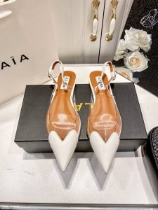 橙子出厂价p Alaia 2025春夏新款 爱心透明尖头平底凉鞋 法式凉拖 上脚舒适度拉满 好看好穿又轻便 随意搭配 筒约又高级 大胆前卫的设计 风格融于此款厚