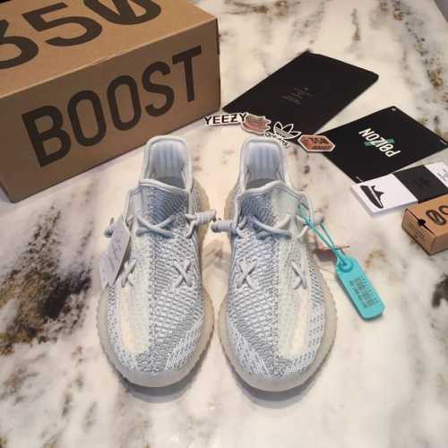 出厂230Yeezy Boost 350 V2 “Cloud White” 泛蓝 以薄荷蓝色调为基底，呈现出非常简洁清新的气质。 Primeknit 材质纹路颇