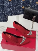 厂价 Roger Vivier｜RV经典水钻雪花扣水晶高跟鞋原版定制鞋楦 版型超正超显气质 真是越看越上头那种什么神仙鞋也太美了吧！完全仙女下凡闪闪亮真丝鞋面搭