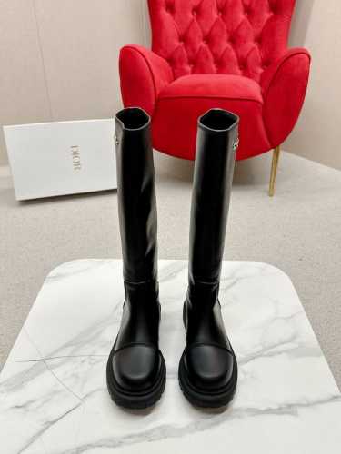 Dior迪奥2025新款靴子 采用黑色牛皮革打造，可轻松穿脱。从 Dior Book Tote 手袋汲取灵感，顶部饰以双色“Christian Dior”标志。