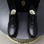 澳洲进口加厚羊毛 品牌：UGG正品代购 尺码：38-44 等级： 官网1:1 材料： 头层真皮防水防冻鞋面 真毛内里 原版防滑 柔软 耐磨大底 款式类别：男士休
