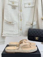厂价 Chane* ｜小香25P春夏新品 秀场双C夹脚人字拖 夏天的人字拖莫名让人感到自由 鞋面镶嵌了双C标志 太精致了 也太好看了吧 上脚超秀气显白！ 鞋面选