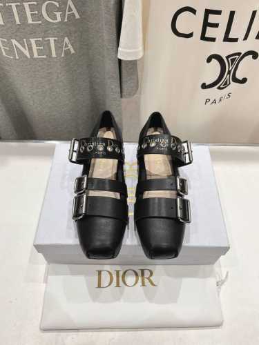 高版本出厂 Dior*迪奥D家2025Ss新款搭扣玛丽珍乐福鞋走秀款芭蕾舞鞋！顶级版本～ 超级仙女范的芭蕾舞鞋，鞋子蛮有看点，方头鞋头 ！颜值超高、个性又时尚、