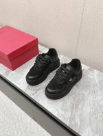 valentino华伦天奴 new arrival～ V家厚底运动鞋 鞋面：进口定制牛皮羊羔毛搭配 大底：tpu材质大底质感拉满！ 内里：羊羔毛内里 上脚真的超