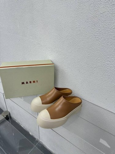 拖鞋 厚底舒适 玛尼 Marni 拖鞋 系列厚底 玛尼 家族元素设计 烫印 Logo凉鞋 棕色 小牛皮 烫金 工艺 钢印压模而成立体感十足 对标对版 内里舒适小