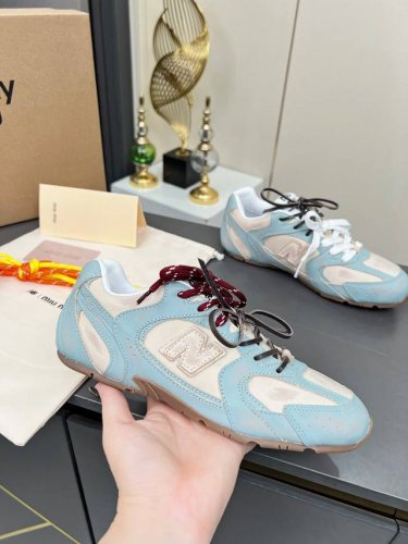 总共46个颜色单鞋19个颜色，半拖皮里9个颜色，半拖毛里3个颜色，毛里3个颜色，网面8个颜色，内增高4个颜色 Miumiu缪缪 X New Balance 联名