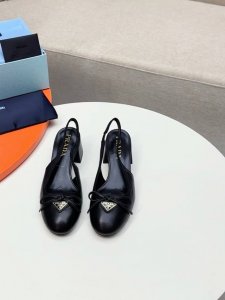 PRADA 普拉达 早春 三角标圆头蝴蝶结饰粗跟专柜走秀款女鞋！ ， 顶级版本 实力来袭，少女必备 走秀款女鞋 尖头粗跟专柜走秀款！ 单鞋出厂价 凉鞋250 _