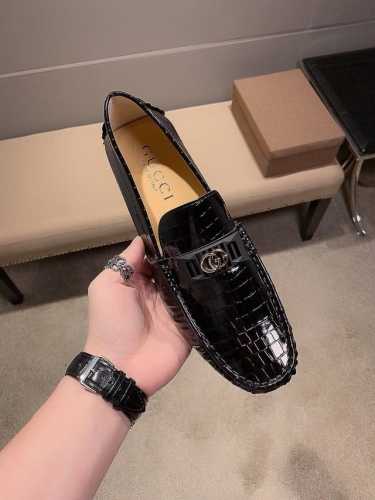 品牌古奇，英文名gucci，官方旗舰店休闲豆豆鞋，巴黎时装周走秀款，惊世骇俗，古奇不一样的感觉，自然不失高雅，[爱情] 鞋面采用头层进口意大利牛皮，头层羊皮内里